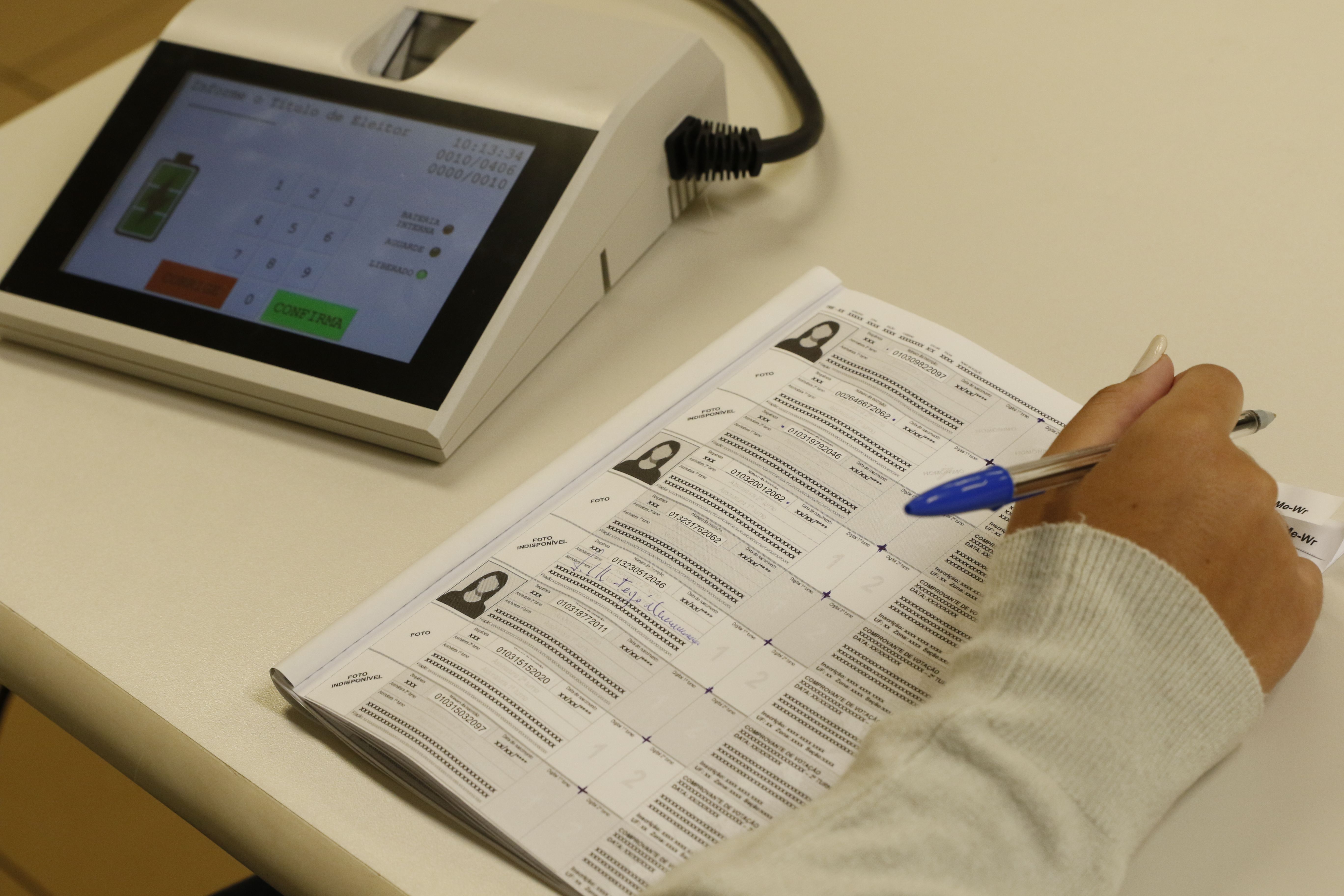 Eleições 2022 | votação | urna eletrônica | votação | eleição presidencial | pleito | tribunal superior eleitoral (tse) | Cabina de votação com a nova urna modelo UE2020 | biometria