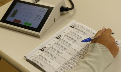 Eleições 2022 | votação | urna eletrônica | votação | eleição presidencial | pleito | tribunal superior eleitoral (tse) | Cabina de votação com a nova urna modelo UE2020 | biometria