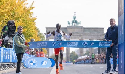 Eliud Kipchoge bate próprio recorde mundial na maratona de Berlim neste domingo