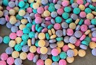 Entenda os riscos do fentanil arco-íris, droga em forma de pílulas coloridas