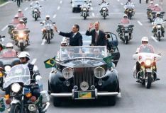Presidente Fernando Henrique Cardoso (FHC) desfila no Rolls-Royce presidencial.