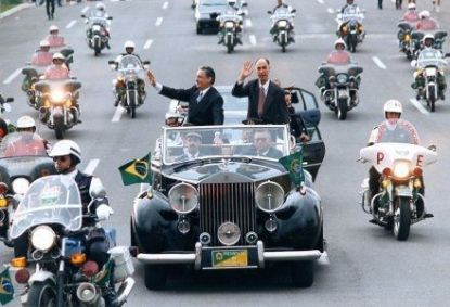 Presidente Fernando Henrique Cardoso (FHC) desfila no Rolls-Royce presidencial.