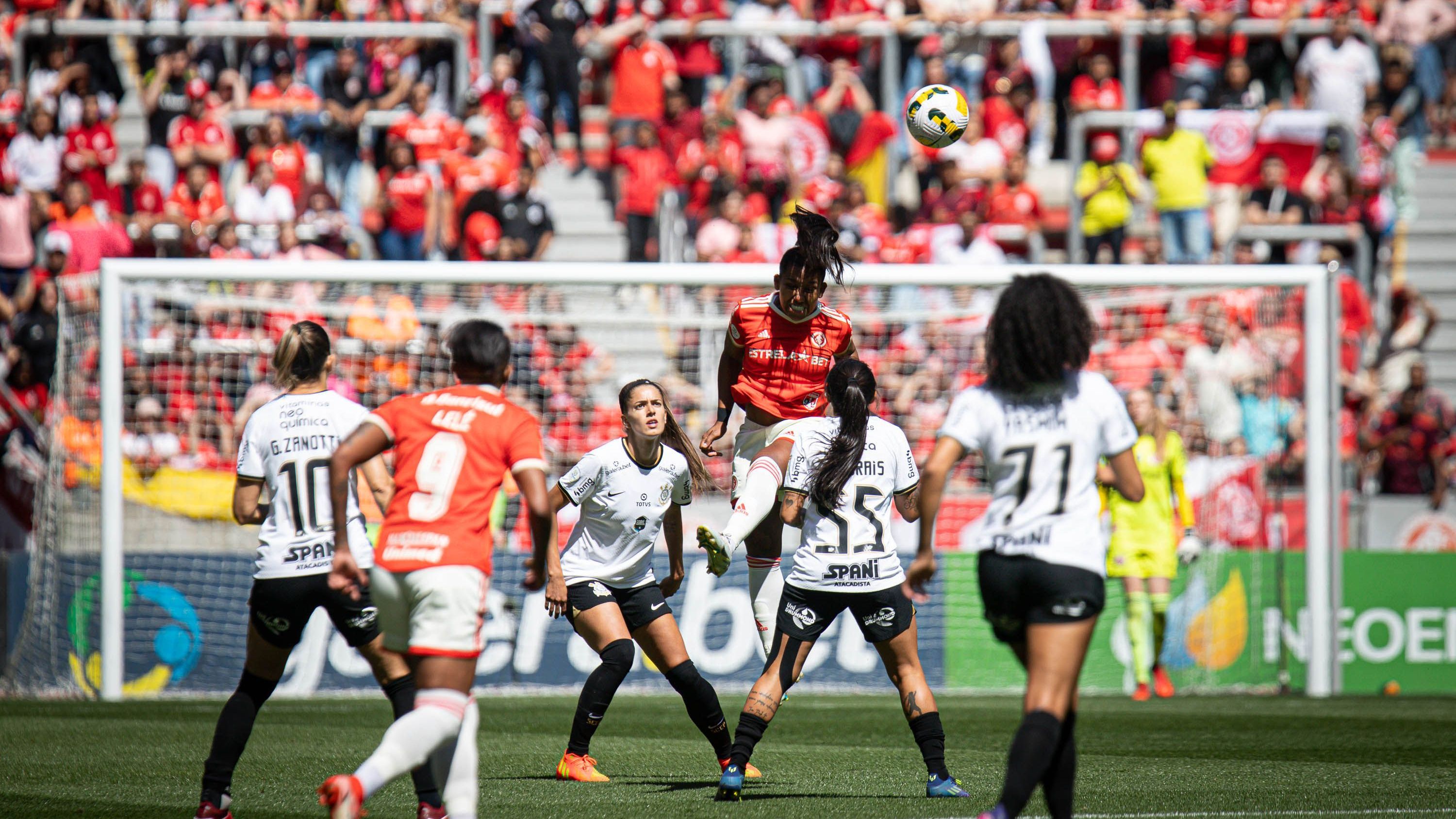 BRASILEIRO FEMININO 2022, INTERNACIONAL X CORINTHIANS RS - BRASILEIRO FEMININO 2022, INTERNACIONAL X CORINTHIANS - ESPORTES - BRASILEIRO FEMININO 2022, INTERNACIONAL X CORINTHIANS - Bruna Benites jogadora do Internacional disputa lance com jogadoras do Corinthians durante partida no estádio Arena do Grêmio pelo campeonato Brasileiro Feminino 2022. 18/09/2022 - Foto: MAXI FRANZOI/AGIF - AGÊNCIA DE FOTOGRAFIA/AGIF - AGÊNCIA DE FOTOGRAFIA/ESTADÃO CONTEÚDO