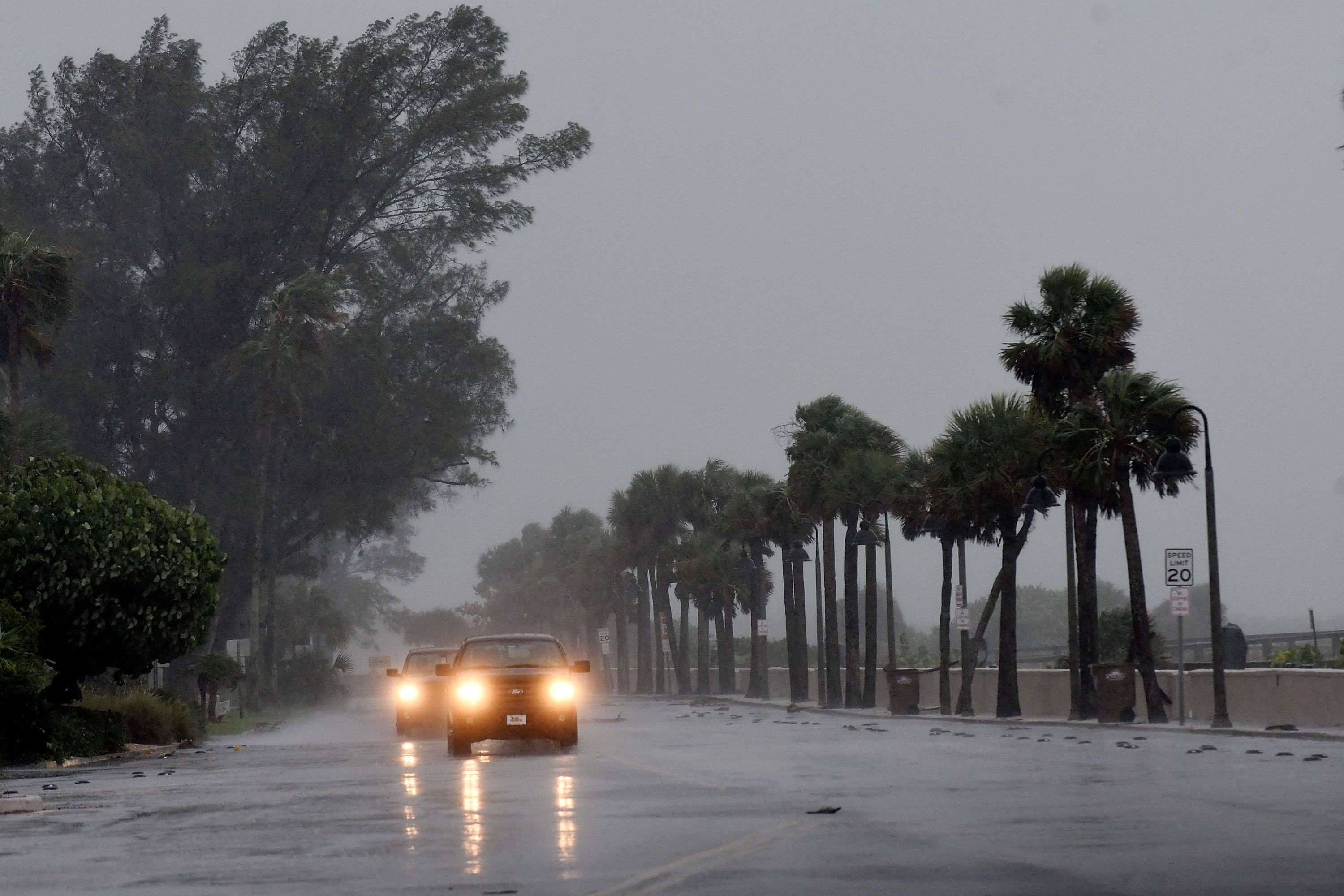 Furacão Ian SÃO PETERSBURGO, FLÓRIDA - 28 DE SETEMBRO: Os moradores locais dirigem perto da baía de St. Pete Beach enquanto os ventos do furacão Ian chegam em 28 de setembro de 2022 em São Petersburgo, Flórida. Ian está atingindo a área como um furacão de categoria 4