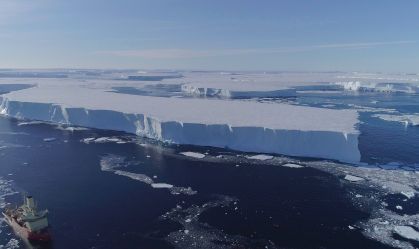 Geleira que pode elevar nível do mar está "por um fio", dizem cientistas