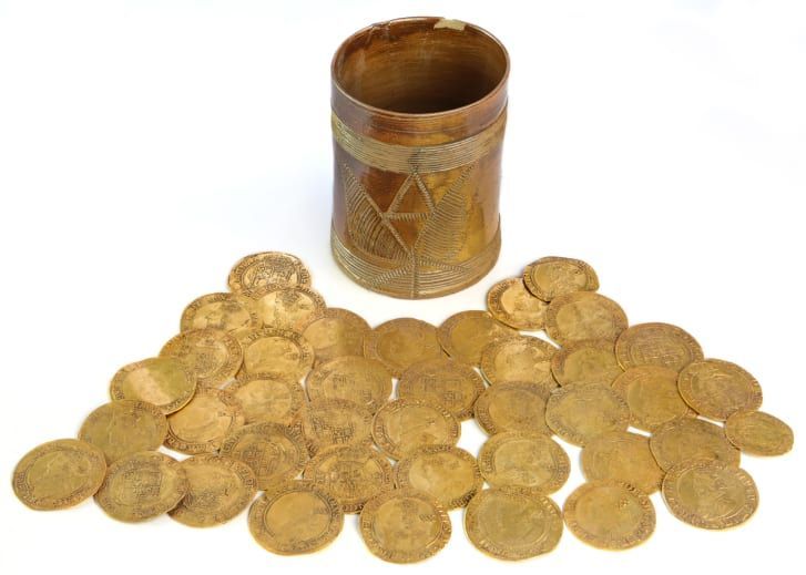 A descoberta de mais de 260 moedas de ouro que datam dos séculos XVII e XVIII é "uma das maiores já registradas na Grã-Bretanha", segundo os leiloeiros Spink & Son. / Spink & Son