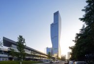 Conheça uma das torres mais retorcidas do mundo, inaugurada na China