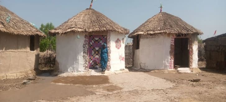 Os moradores decoram os abrigos com tecidos coloridos e tintas que, segundo Lari, podem ajudar a transmitir um sentimento de propriedade e orgulho. "As pessoas não devem se sentir impotentes", disse o arquiteto / Fundação Heritage do Paquistão