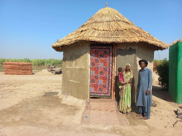 Várias centenas de abrigos de bambu foram erguidos até agora. Eles podem abrigar até oito pessoas cada. / Fundação Heritage do Paquistão