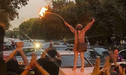 Iranianas queimam hijabs em protesto à morte de jovem por mau uso de véu