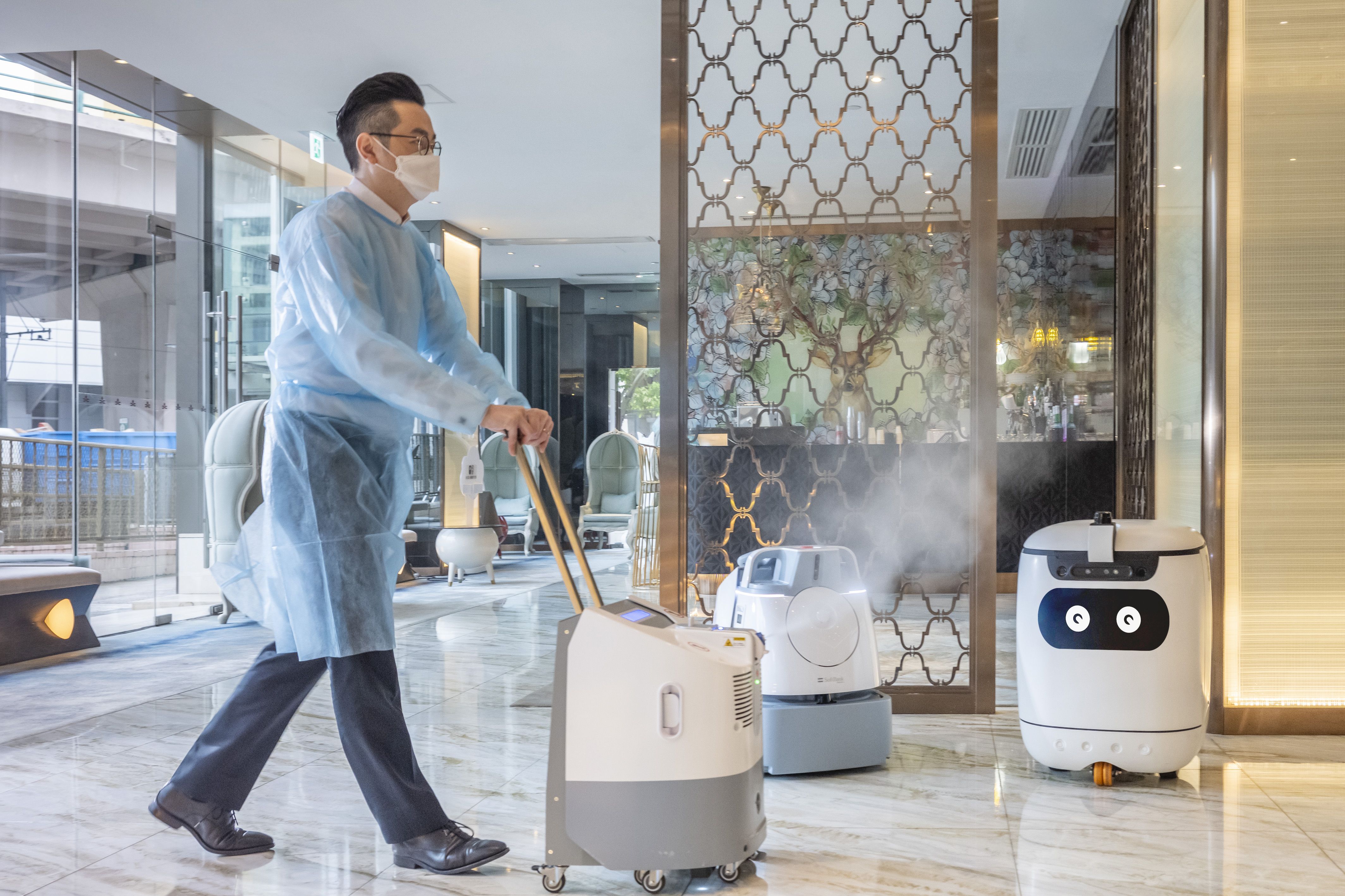 Robôs também são usados para auxiliar nos serviços de limpeza em um hotel de Hong Kong / Dorsett Wanchai