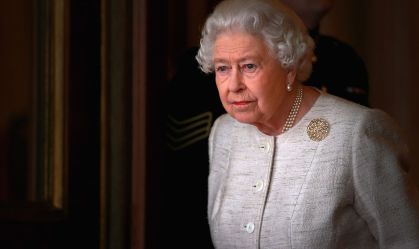 Exposição em Londres revela segredos dos looks da rainha Elizabeth II