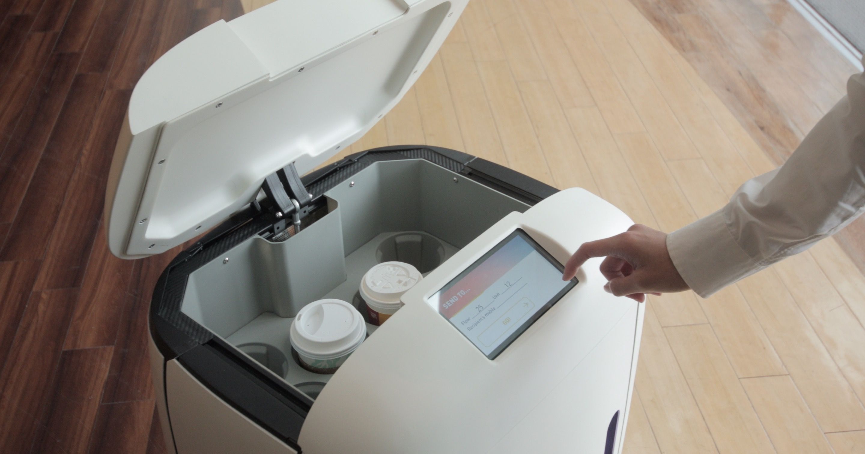 Robô transporta copos de café para funcionários de empresa, evitando o contato humano / Rice Robotics