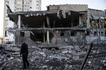 Homem é visto em frente aos escombros de um prédio atingido por um ataque de mísseis russos na cidade ucraniana de Kharkiv, em 07 de setembro de 2022