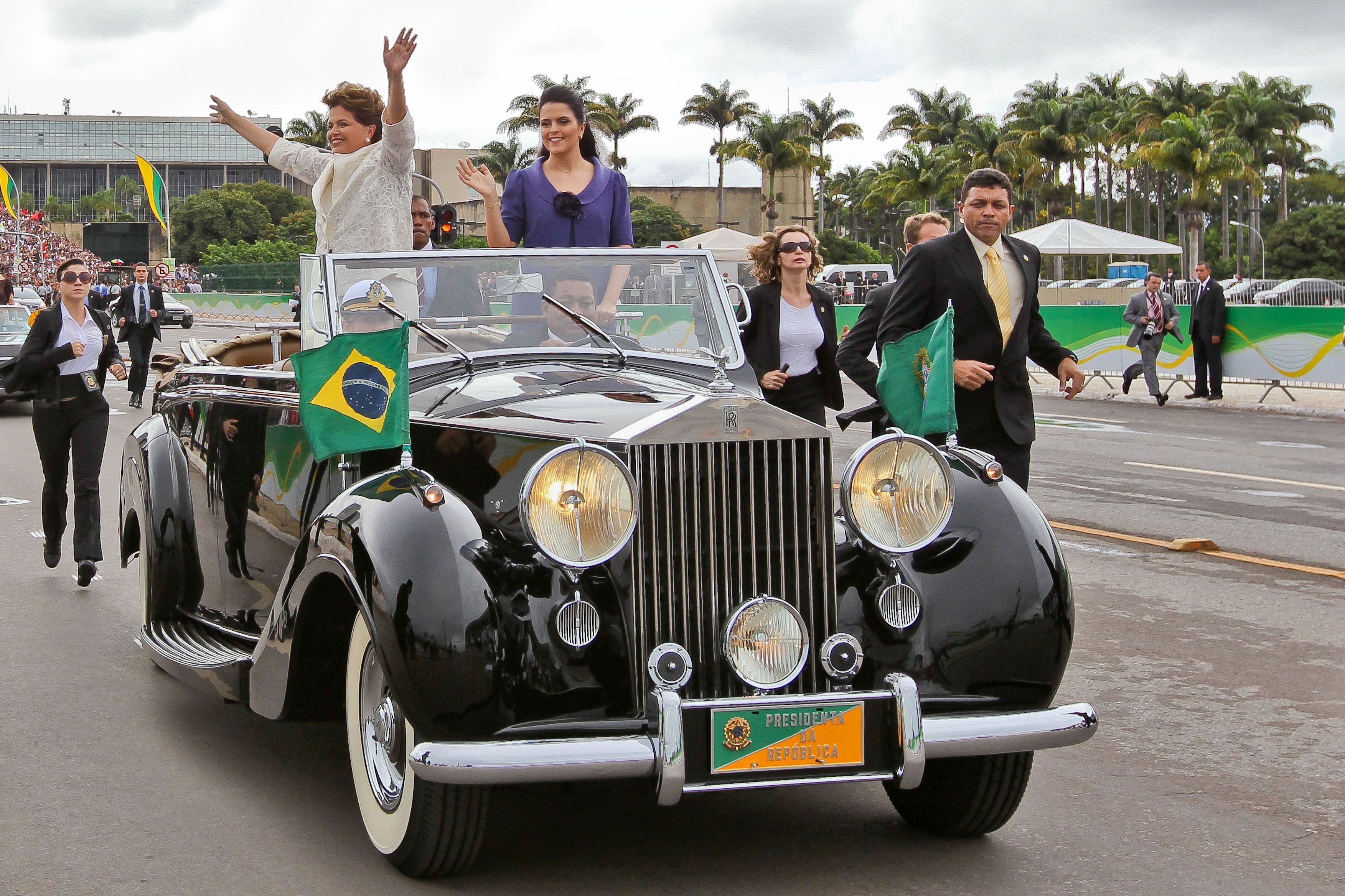 Dilma Rousseff desfila a bordo do Rolls-Royce da Presidência, em sua segunda posse, em 2015.