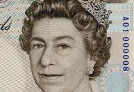 Bilhões de moedas e notas de libra com rosto de Elizabeth II serão substituídas