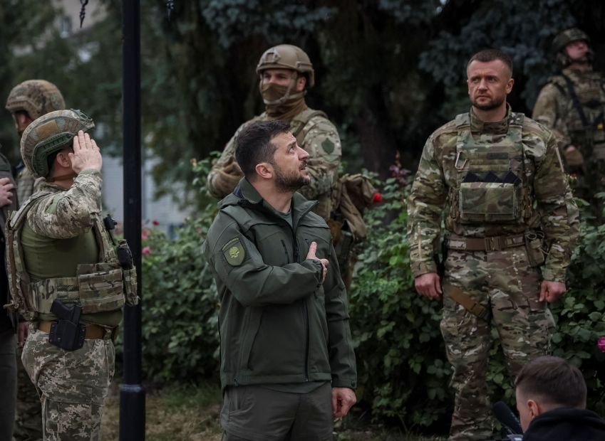 Zelensky visita cidade de Izium / Gleb Garanich/Reuters