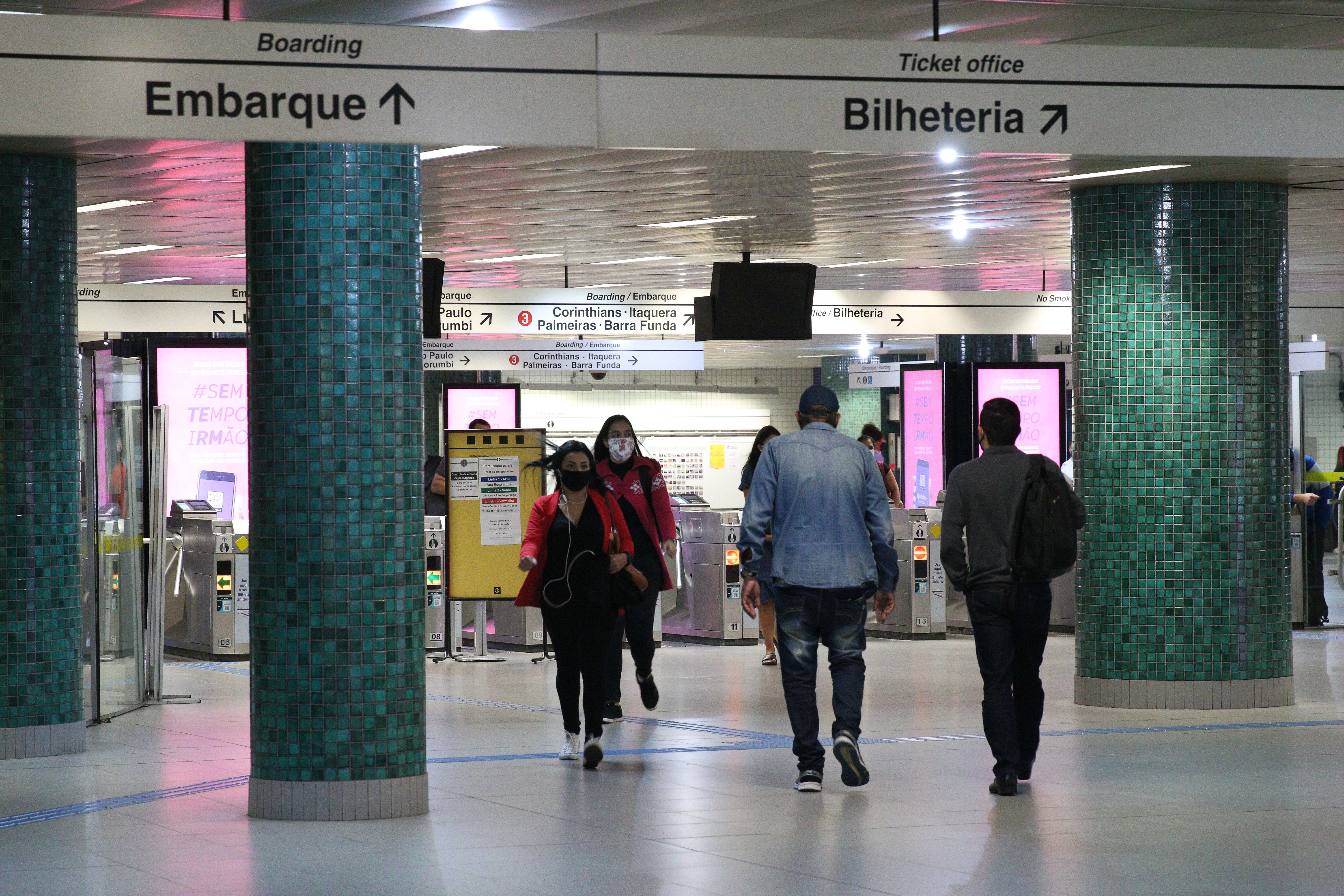 Estação República em funcionamento durante a greve dos metroviários, que causou paralização parcial nas linhas azul, verde e vermelha  do metrô.