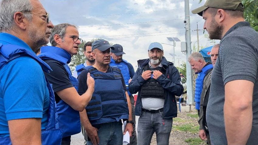 Diretor-geral da AIEA, Rafael Mariano Grossi, e outros funcionários tentam negociar o acesso à usina nuclear de Zaporizhzhia. Agência Internacional de Energia Atômica/Reuters