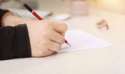 Concurso do INSS terá 500 vagas e salários de R$ 14 mil; confira