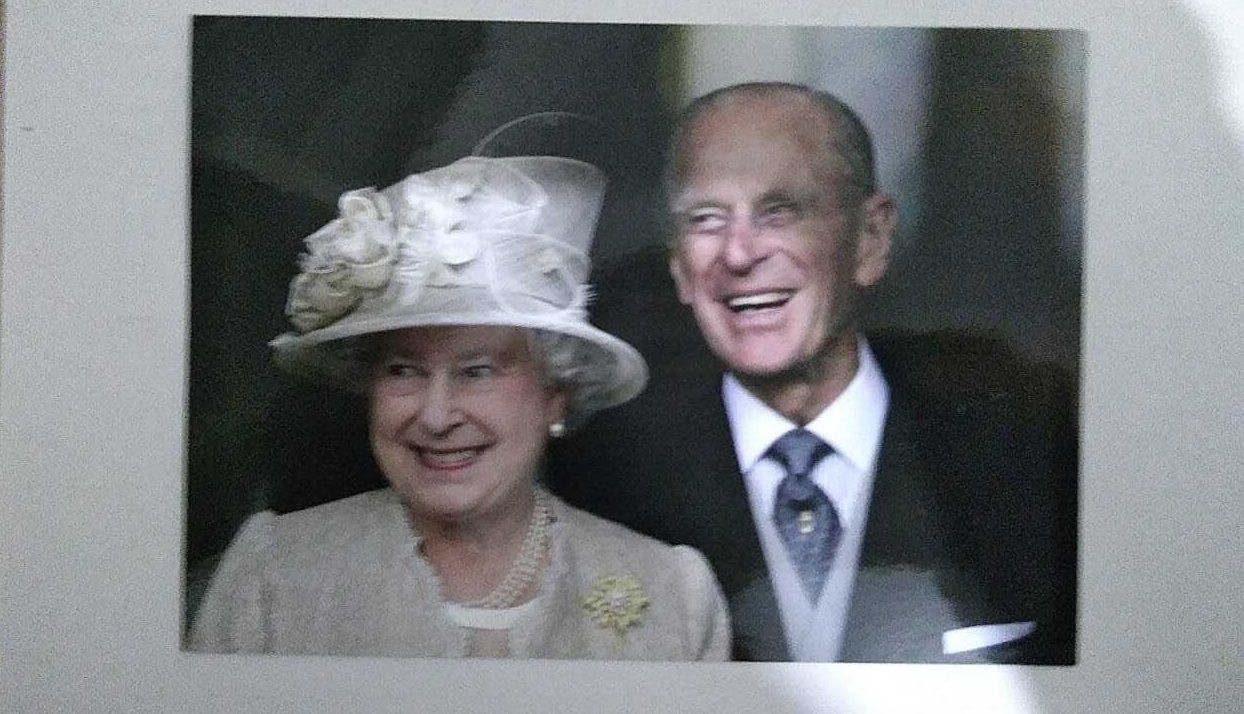 Cartão postal da rainha Elizabeth II e do Duque de Edimburgo enviado para o professor Renan Giovanetti Françozo / Arquivo pessoal