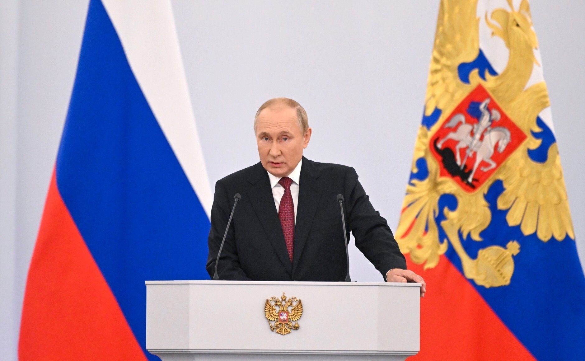 MOSCOU, RÚSSIA - 30 DE SETEMBRO: O presidente russo Vladimir Putin entrega um discurso durante uma cerimônia de 'adesão' das 4 regiões da Ucrânia à Rússia, em Moscou, Rússia, em 30 de setembro de 2022. O presidente russo, Vladimir Putin, anunciou na sexta-feira a “adesão” das quatro regiões da Ucrânia à Rússia. Falando em uma cerimônia no Kremlin, Putin disse que os referendos aconteceram, “os resultados são conhecidos, as pessoas fizeram sua escolha”. , Luhansk, Zaporizhzhia usaram seu direito à autodeterminação, consagrado pela ONU”, acrescentou. (Foto da assessoria de imprensa do Kremlin/Agência Anadolu via Getty Images)