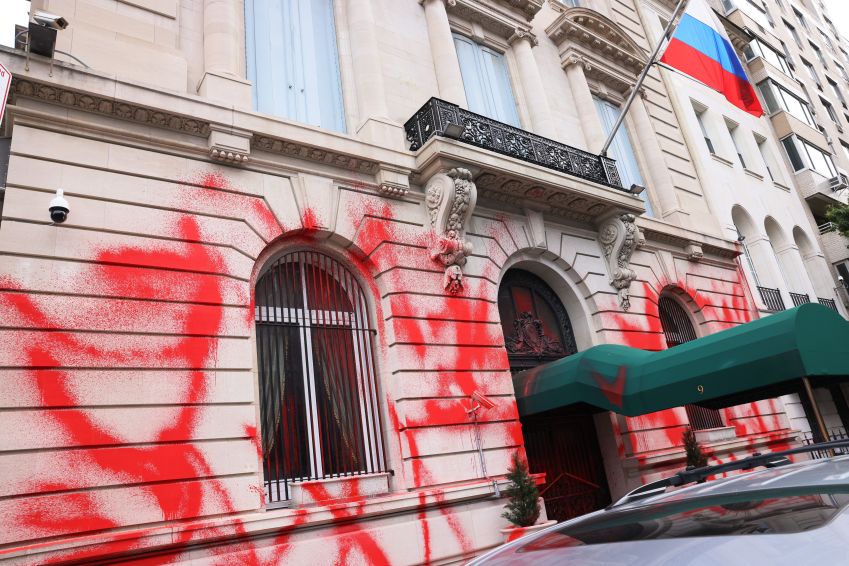 Tinta spray vermelha é vista espalhada pelas paredes do consulado russo depois que foi vandalizada em 30 de setembro de 2022 na cidade de Nova York. / Michael M. Santiago/Getty Images