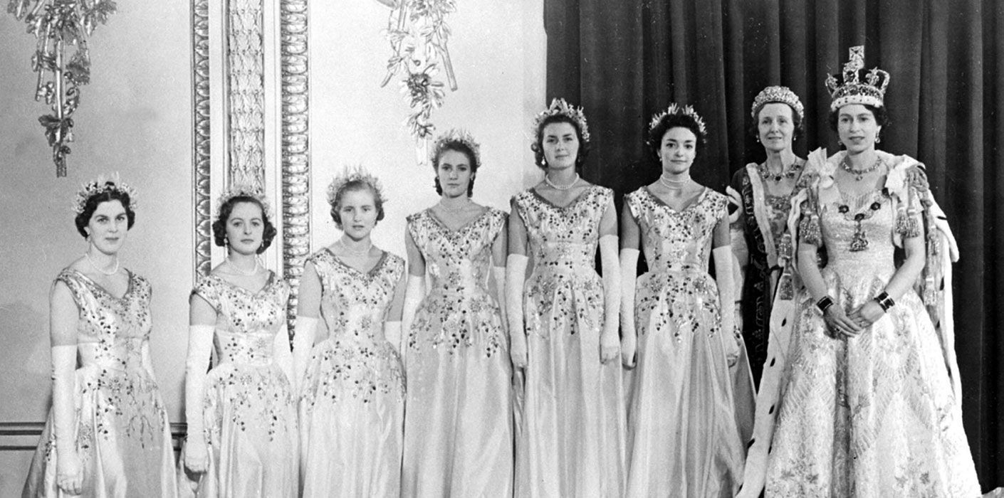Rainha Elizabeth com suas damas de honra no dia de sua coroação / Divulgação/Site oficial da Família Real