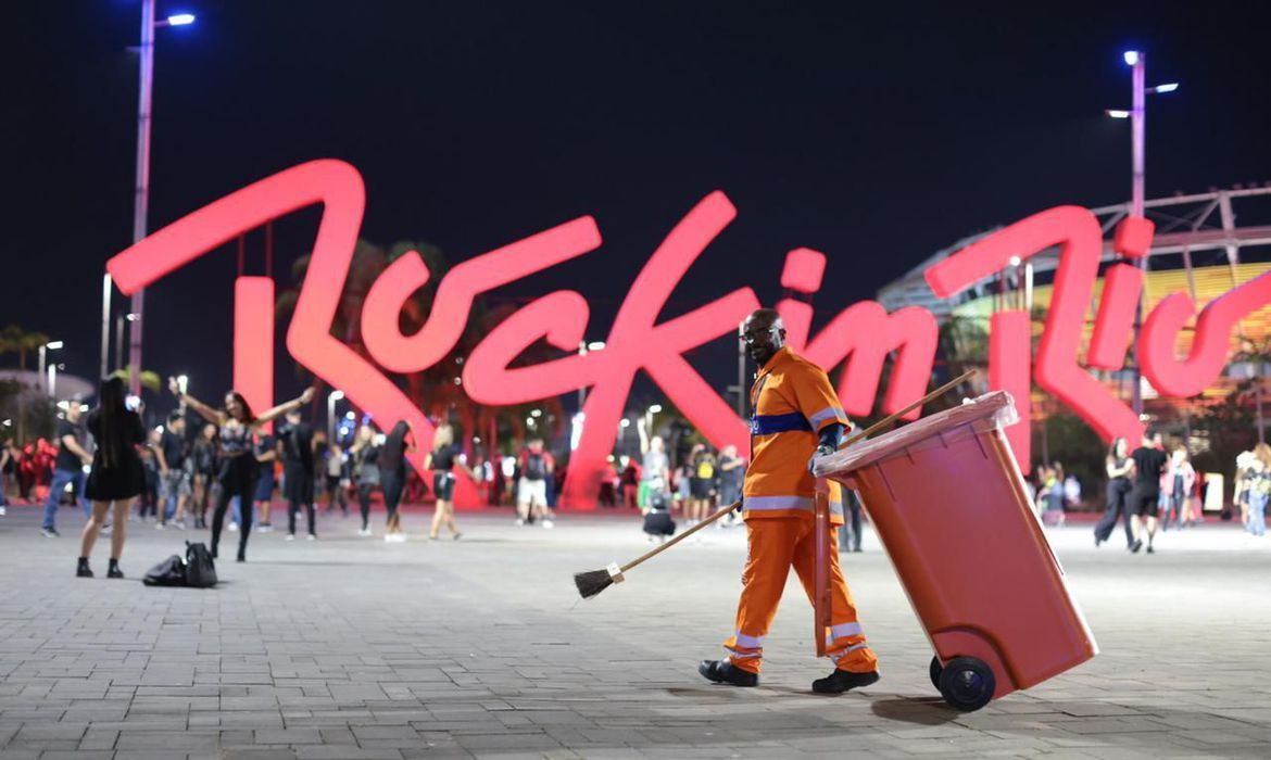Trabalhador atua na limpeza do local onde ocorre o Rock in Rio