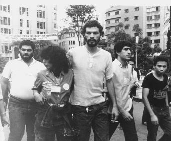 O jogador de futebol, Sócrates, do Corinthians, participando de passeata Pró-Diretas na capital paulista, em abril de 1984.