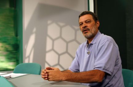O ex-jogador Sócrates no estúdio de gravação do programa esportivo Cartão Verde, da TV Cultura, na zona oeste da capital paulista. Sócrates foi contratado como comentarista do programa.