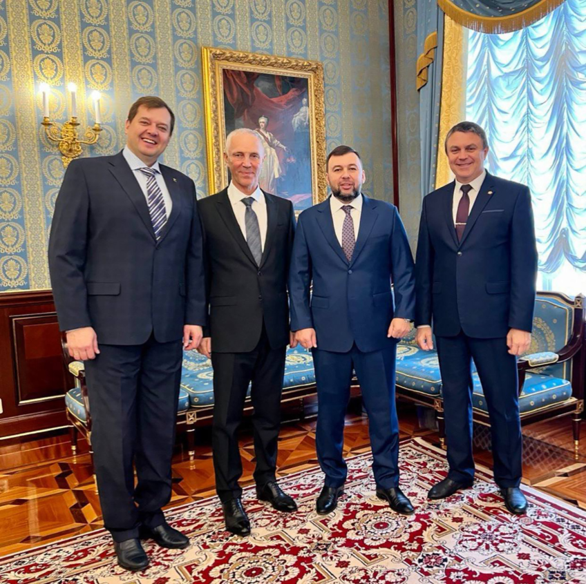 O chefe do governo apoiado pela Rússia em partes ocupadas de Zaporizhzhia, Yevgeny Balitsky, compartilhou uma foto sua (extrema esquerda) ao lado (da esquerda para a direita) de Vladimir Saldo, Denis Pushilin e Leonid Pasechnik, em Moscou em 30 de setembro. / Yevgeny Balitsky/Telegram