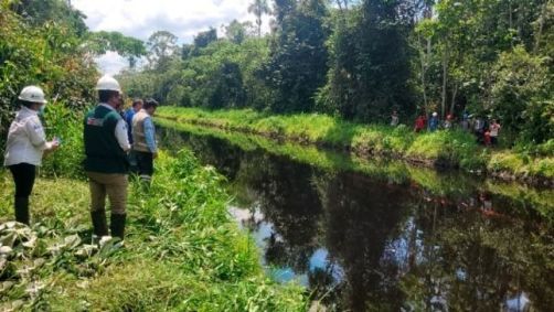 Fiscais analisam impacto do derrame de petróleo em rio do Peru na região amazônica