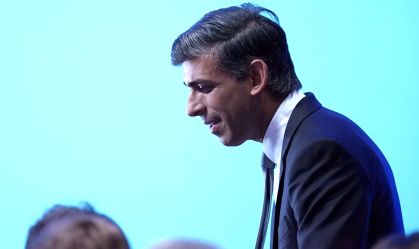 Rishi Sunak participa da cerimônia de anúncio da nova primeira-ministra do Reino Unido
