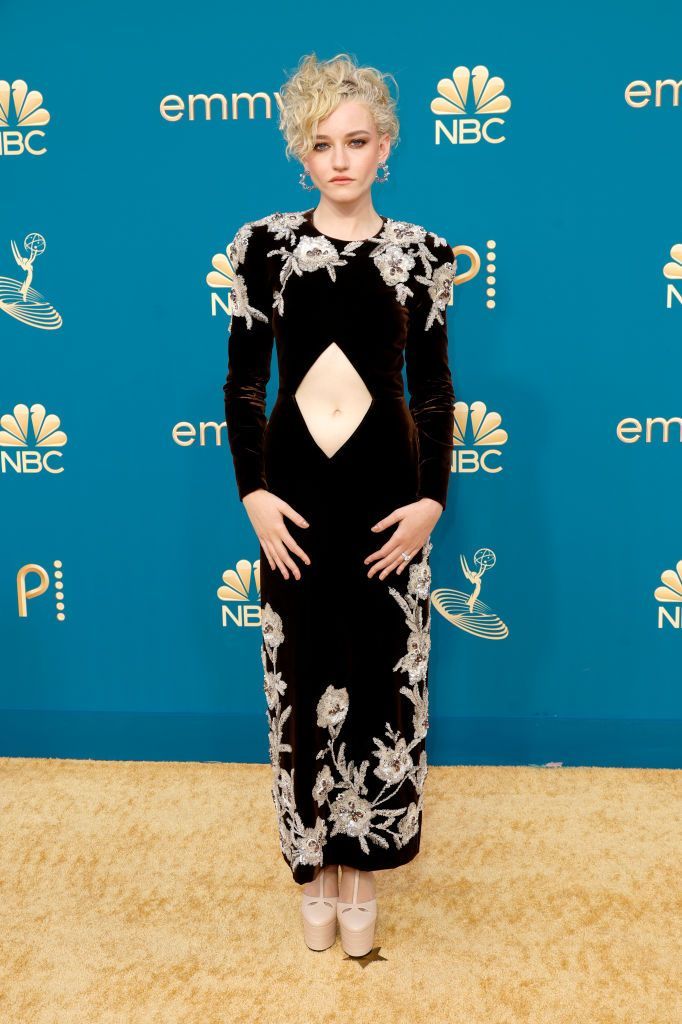 Julia Garner, vencedora de Melhor Atriz Coadjuvante em Série Dramática por "Ozark", usou um vestido Gucci com um recorte em forma de diamante impressionante/ Getty Images