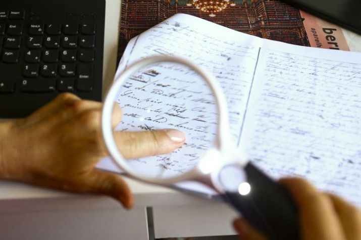 A jornalista Tina Evaristo analisa manuscritos do diário de Pedro de Saisset, filho bastardo do imperador Dom Pedro I. / Marcelo Camargo/Agência Brasil