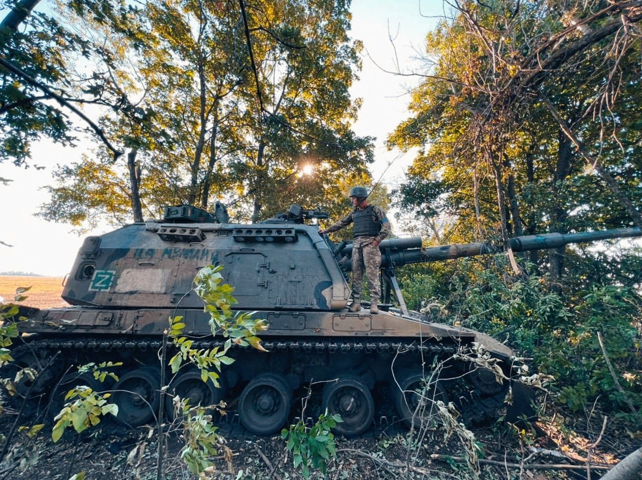 Militar ucraniano em veículo russo na região de Kharkiv Ucrânia Rússia