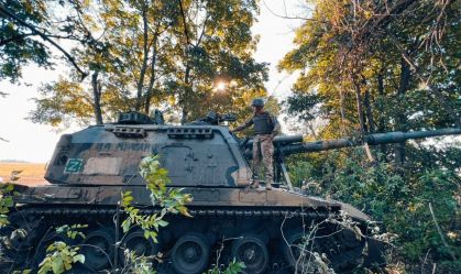 Militar ucraniano em veículo russo na região de Kharkiv Ucrânia Rússia