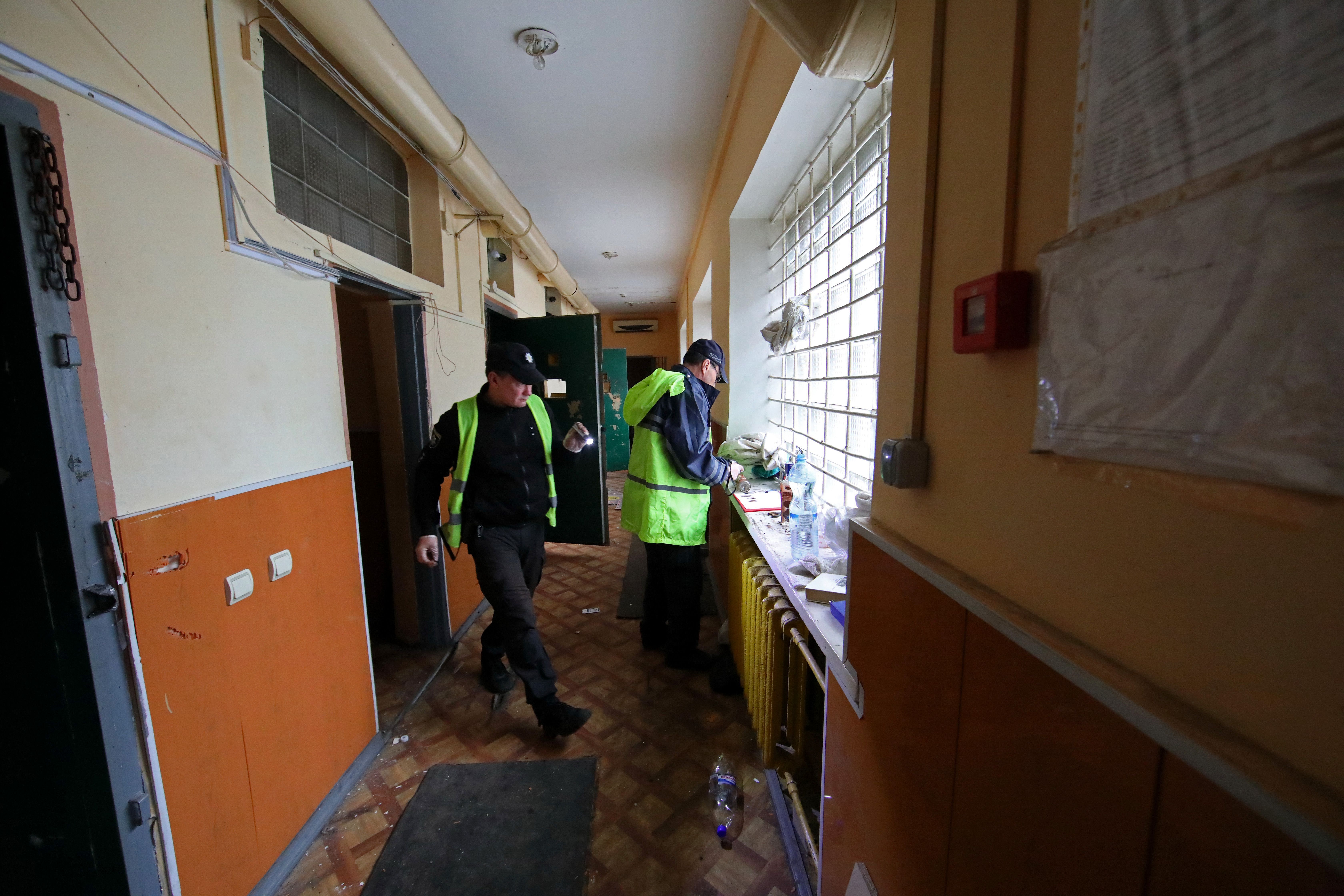 BALAKLIIA, UCRÂNIA - 13 DE SETEMBRO DE 2022 - Peritos forenses coletam as provas no Departamento de Polícia Distrital usadas por ocupantes russos para tortura, Balakliia, região de Kharkiv, nordeste da Ucrânia. (O crédito da foto deve ser Vyacheslav Madiyevskyy/Ukrinform/Future Publishing via Getty Images)