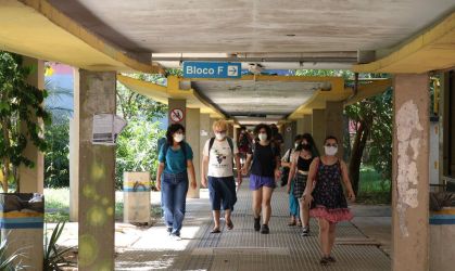 Estudantes caminham pelo Conjunto Residencial da USP (Crusp), em São Paulo.