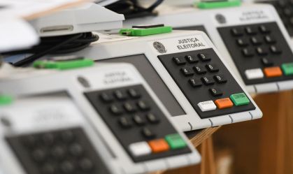 Não é verdade que as urnas eletrônicas irão anular os votos ao apertar confirmar