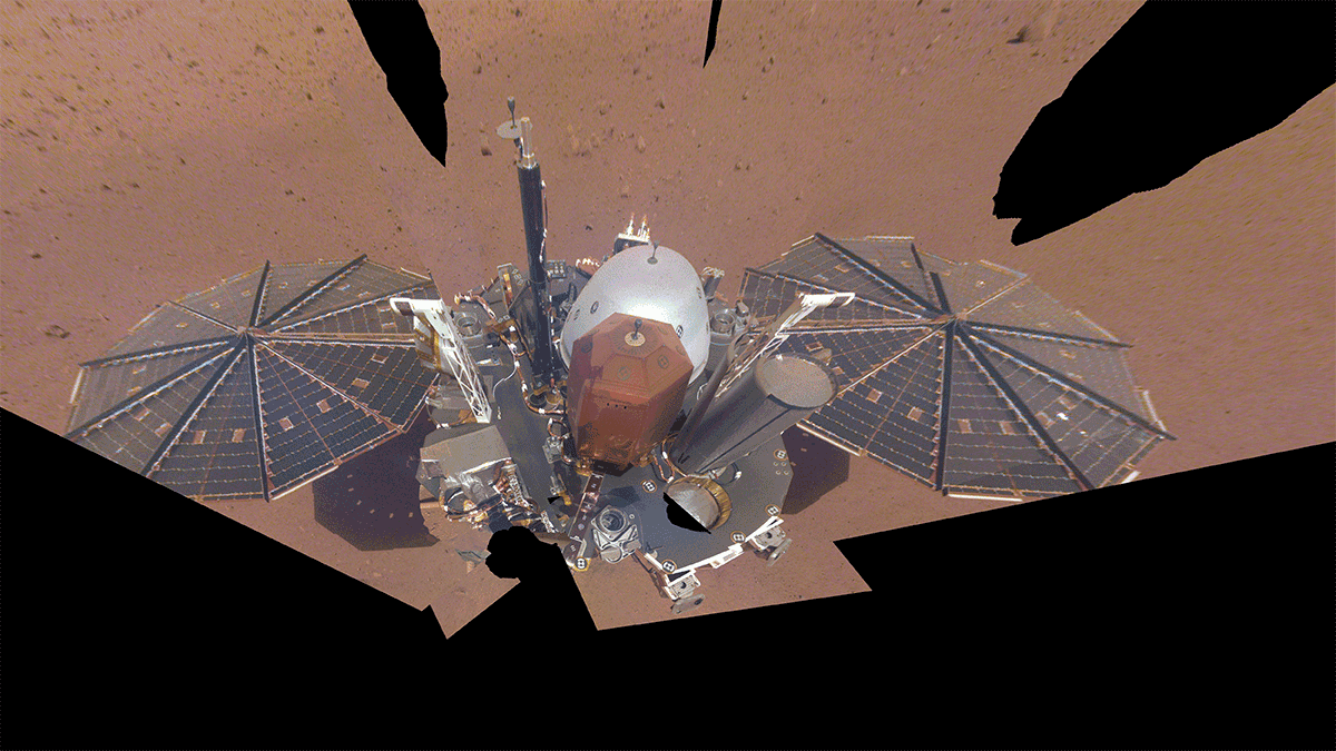 Imagem mostra acúmulo de poeira na sonda InSight, em Marte / NASA/JPL-Caltech