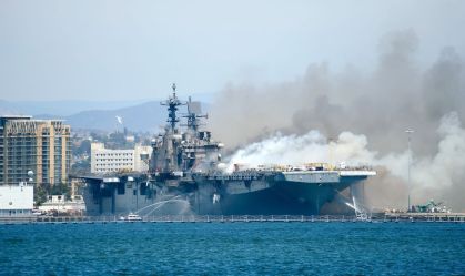 Marinheiro acusado de iniciar fogo que destruiu navio da Marinha dos EUA é considerado inocente