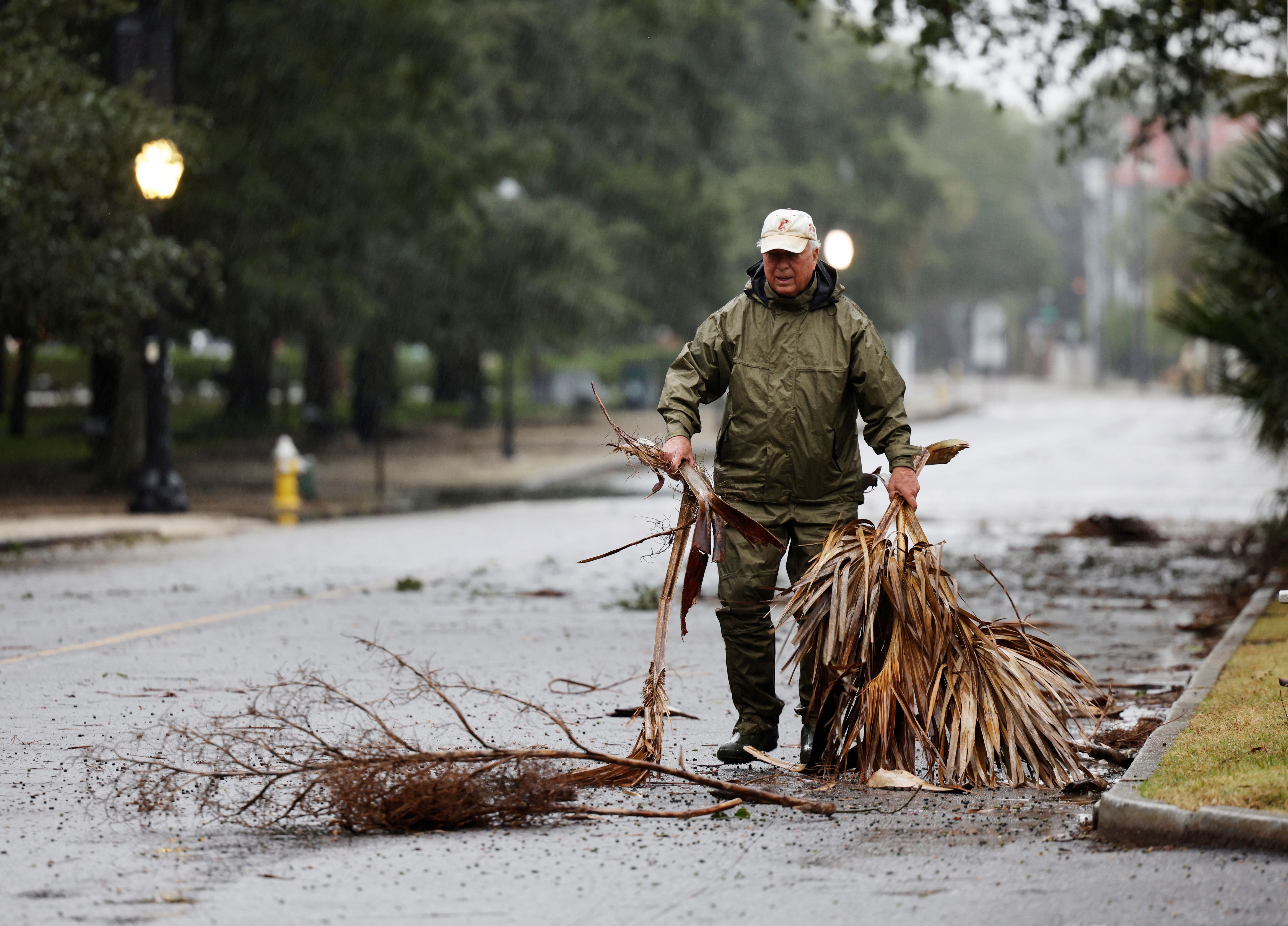 Moradores limpam as ruas em Charleston