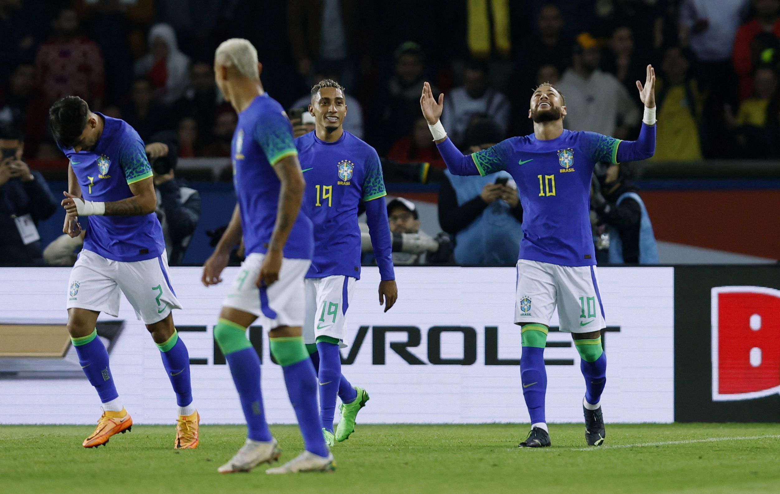 Brasileiros comemoram gol contra Tunísia