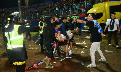 Polícia indonésia diz que 6 enfrentam acusações criminais por tumulto em estádio