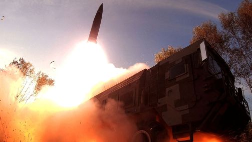 Imagem de arquivo: lançamento de míssil em local não revelado na Coreia do Norte.
