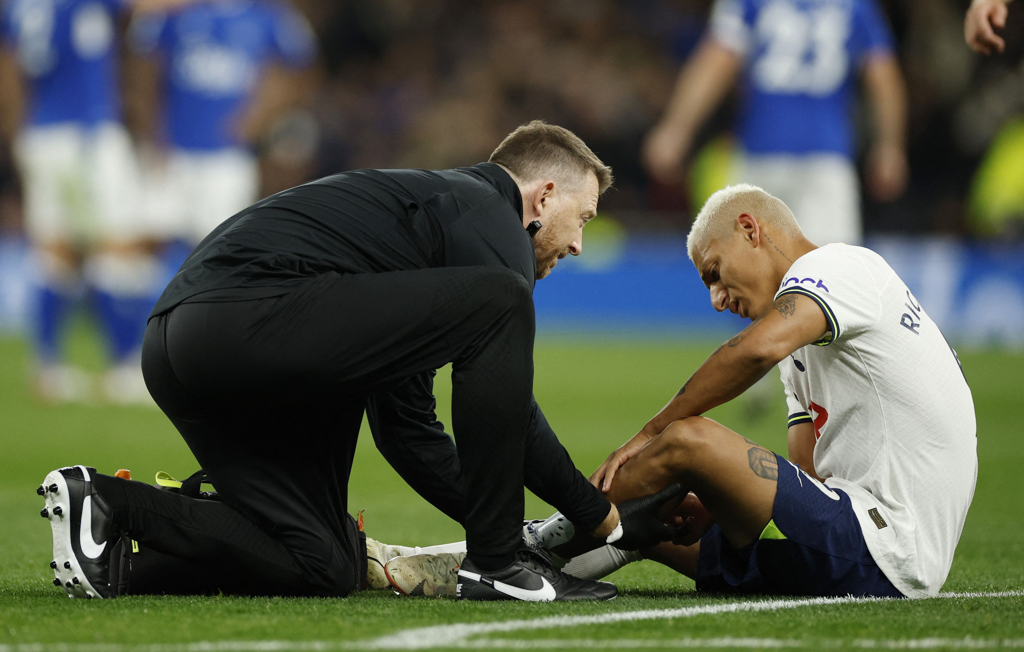 Richarlison se machuca em jogo do Tottenham Hotspur
