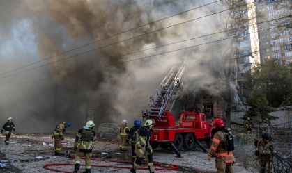 EUA condenam "crimes de guerra" após ataque de drone russo atingir prédio em Kiev