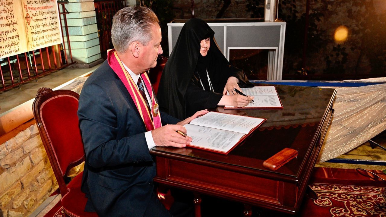 Steve Green, o fundador e presidente do Museu da Bíblia, à esquerda, é retratado com a Reverenda Reverenda Abadessa Geronitissa Antonini do Mosteiro Kosinitza. / GOARCH/Dimitrios S. Panagos
